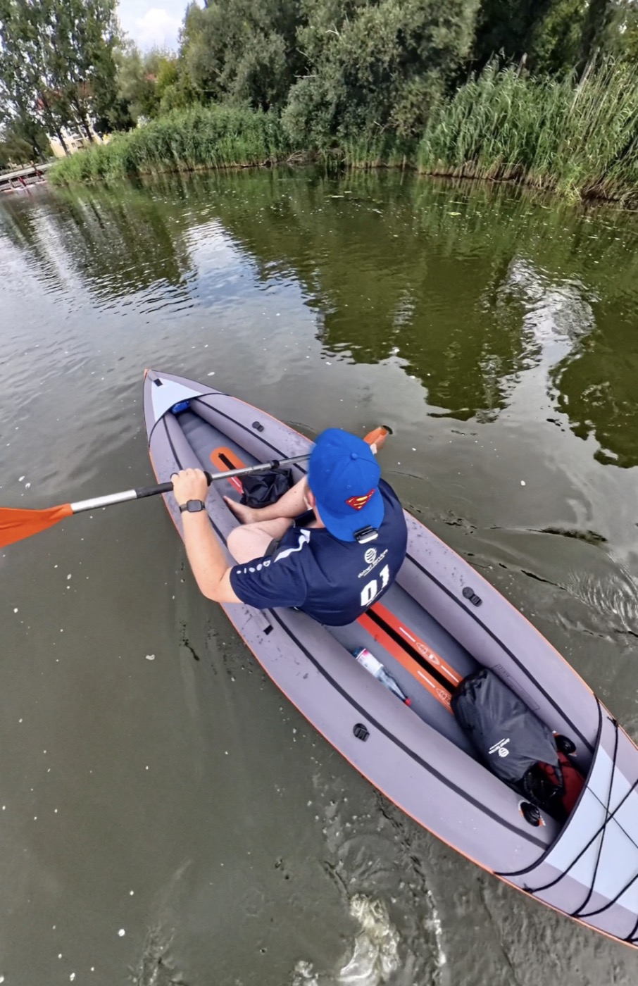 Itiwit aufblasbares Kanu auf dem Wasser